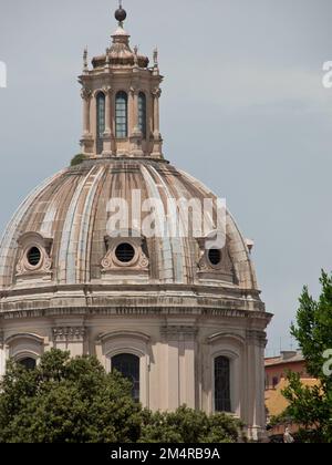 Un cliché vertical du dôme de l'église catholique Santa Maria di Loreto à Rome avec un ciel bleu Banque D'Images