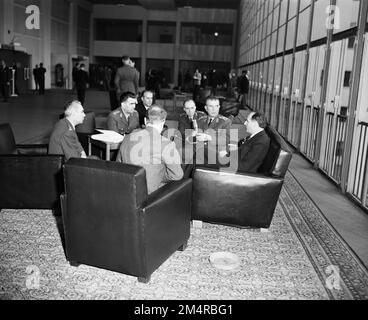 Session ministérielle de l'OTAN. Photographies des programmes du Plan Marshall, des pièces justificatives et du personnel Banque D'Images