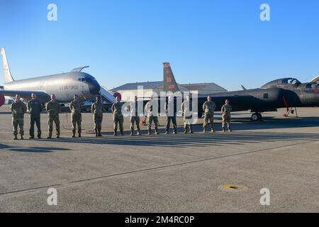 Les membres du California installation Commanders Caucus (CICC) posent pour une photo de groupe devant une Dame-dragon U-2 et un KC-135R Stratotanker sur la ligne de vol de la base aérienne de Beale, en Californie, le 7 décembre 2022. Le CCPI a lieu tous les trimestres pour identifier et résoudre les problèmes de haut niveau tout en coordonnant avec les partenaires locaux et nationaux afin d'améliorer l'efficacité de la mission. (É.-U. Photo de la Force aérienne par Airman 1st classe Alexis Pentzer) Banque D'Images