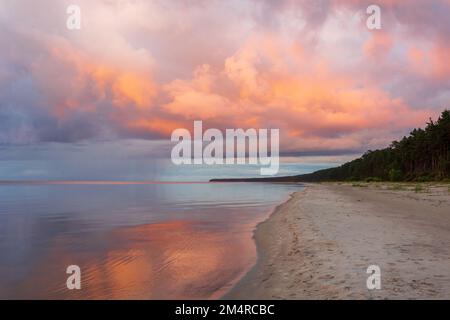 nuages orageux aux couleurs du coucher du soleil Banque D'Images