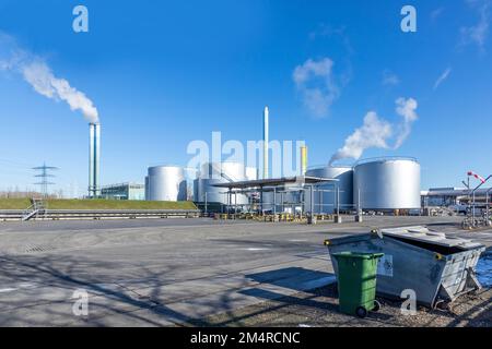 Mayence, Allemagne - 13 février 2021: Zone industrielle avec silos et chars au port du rhin à Mayence-Mombach, Allemagne. Banque D'Images