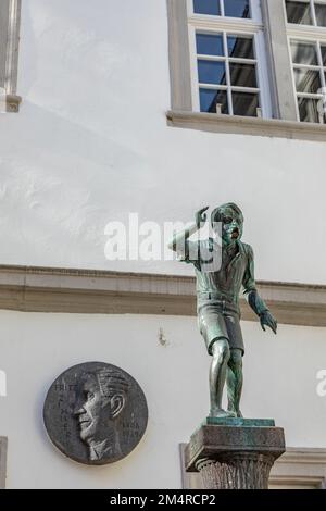 Koblenz, Allemagne - 14 février 2021 : la fontaine Schängel est l'un des sites les plus importants de Coblence, Allemagne. Banque D'Images