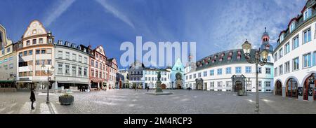 Koblenz, Allemagne - 14 février 2021: Vue panoramique sur la place du marché - Münzplatz - engl: Lieu de l'impression de pièces - à Koblenz, Allemagne avec historique h Banque D'Images