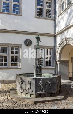 Koblenz, Allemagne - 14 février 2021 : la fontaine Schängel est l'un des sites les plus importants de Coblence, Allemagne. Banque D'Images