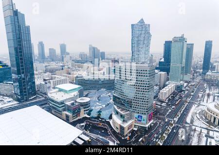 11.21.2022 Varsovie, Pologne. Zlota 44 et les gratte-ciels de la tour Varso qui s'élèvent au-dessus de Zlote Tarasy - centre commercial de style blob architectural. Vue aérienne. Saison d'hiver. Photo de haute qualité Banque D'Images