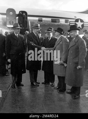 Arrivée d'Acheson à la conférence de l'OTAN avec la délégation des États-Unis. Photographies des programmes du Plan Marshall, des pièces justificatives et du personnel Banque D'Images