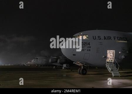 15th escadron de transport aérien C-17 les membres de l'équipage Globemaster III chargent leur équipement de vol sur une fourgonnette de transport à joint base Charleston, S.C., le 15 décembre 2022, pour une mission agile d'emploi au combat. L'emploi agile au combat déplace la production d'énergie aérienne de grandes bases centralisées en tirant parti du C-17 pour projeter, connecter, manœuvrer et soutenir les personnes, le fret et l'équipement sur de grandes distances. (É.-U. Photo de la Force aérienne par Tech. Le sergent James Cason) Banque D'Images