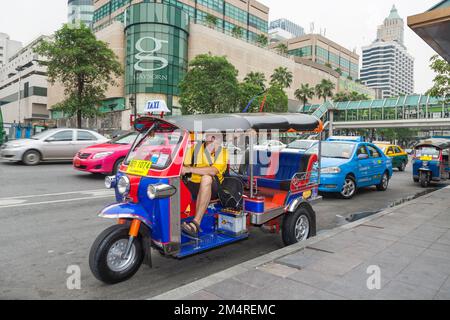 Bangkok, Thaïlande - 11 mai 2009: Touriste mâle dans un taxi de trois weel appelé bemo pose pour un souvenir photo.in Bangkok. Banque D'Images