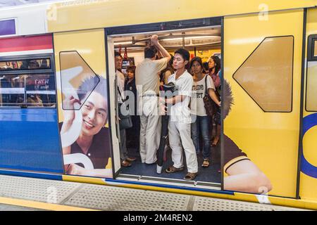 Bangkok, Thaïlande - 11 mai 2009: Personnes utilisant le train aérien à Bangkok à la gare Pak Klong Thalat à Bangkok. Banque D'Images