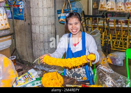 Bangkok, Thaïlande - 12 mai 2009: Une femme non identifiée vend des fleurs au marché aux fleurs Pak Klong Thalat tôt le matin à Bangkok, en Thaïlande. Banque D'Images