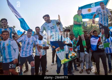 Kolkata, Bengale occidental, Inde. 22nd décembre 2022. Les membres du club de supporters de l'Argentine affichent une coupe à vie des joueurs de l'équipe de football Argentine lors d'un rassemblement pour célébrer leur victoire lors du match de football final de la coupe du monde Qatar 2022 entre l'Argentine et la France, à Kolkata. (Credit image: © Sudipta Das/Pacific Press via ZUMA Press Wire) Banque D'Images