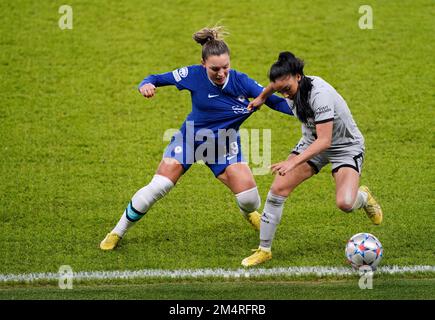 Johanna Rytting Kaneryd de Chelsea et Sakina Karchaoui de Paris Saint-Germain se battent pour le ballon lors du match a de l'UEFA Women's Champions League Group à Stamford Bridge, Londres. Date de la photo: Jeudi 22 décembre 2022. Banque D'Images