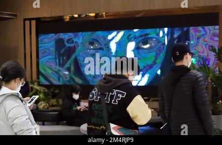 SHANGHAI, CHINE - 21 DÉCEMBRE 2022 - les citoyens font la queue pour regarder Avatar 2 dans un cinéma à Shanghai, Chine, 21 décembre 2022. Banque D'Images