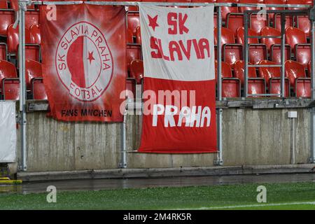 Prague, République tchèque. 22nd décembre 2022. Bannières de supporters de Slavia avant le match de groupe de l'UEFA Womens Champions League entre Slavia Prague et AS Rome à l'Eden Arena de Prague, République tchèque. (Sven Beyrich/SPP) crédit: SPP Sport Press photo. /Alamy Live News Banque D'Images