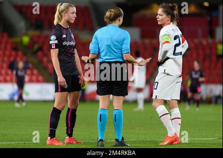 Prague, République tchèque. 22nd décembre 2022. L'arbitre Lizzy van der Helm avec Sophie Haug (22 ROMA) et Diana Bartovicova (20 Slavia Prague) lors du match de groupe de la Ligue des champions des femmes de l'UEFA entre Slavia Prague et ROME à l'Eden Arena de Prague, République tchèque. (Sven Beyrich/SPP) crédit: SPP Sport Press photo. /Alamy Live News Banque D'Images