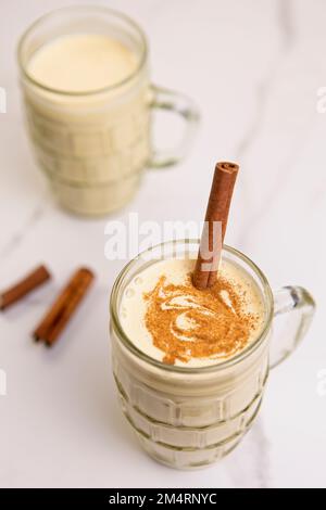 Vue rapprochée depuis le dessus des verres d'aubergine à la cannelle et un bâton de cannelle dans le plus proche. Banque D'Images