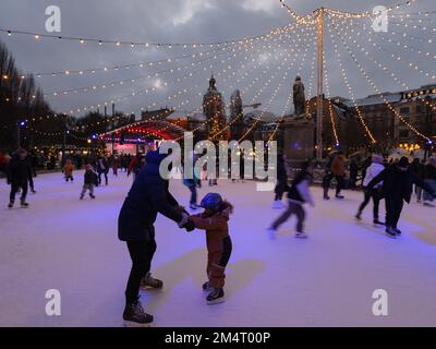 Les citoyens peuvent faire du patinage sur glace sur la patinoire de Kungsträdgården à Stockholm Banque D'Images