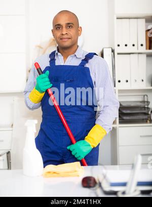 Nettoyant en uniforme de protection au bureau de l'entreprise Banque D'Images