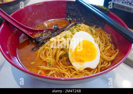 Miso ramen dans un bol servi au restaurant Banque D'Images