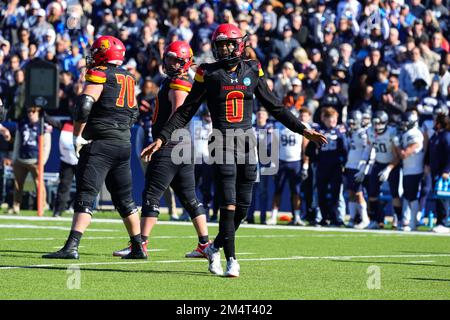 Le quarterback des Bulldogs de l'État de Ferris Mylik Mitchell (0) regarde sur la touche pendant le premier trimestre du championnat national de la Division II de la NCAA Banque D'Images