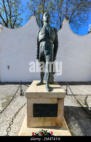 Ronda, Andalousie, Espagne - Déc 1 2021 : statue extérieure de l'arôrieur Antonio Ordonez devant l'arène de taureaux de taureaux Banque D'Images