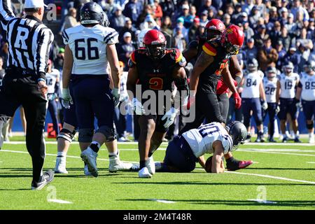 Ferris State Bulldogs Stadéfensive Tackle Jordan Jones (2) célèbre son sac de Colorado School of Mines Orediggers John Malocha (10) pendant la première Banque D'Images