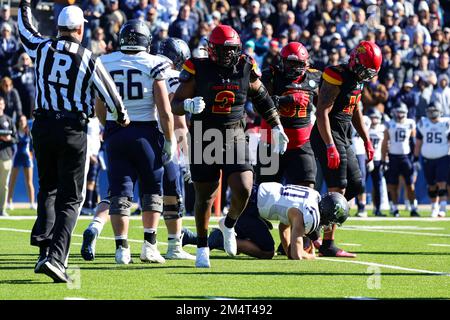 Ferris State Bulldogs Stadéfensive Tackle Jordan Jones (2) célèbre son sac de Colorado School of Mines Orediggers John Malocha (10) pendant la première Banque D'Images