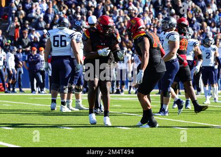 Ferris State Bulldogs Stadéfensive Tackle Jordan Jones (2) célèbre son sac de Colorado School of Mines Orediggers John Malocha (10) pendant la première Banque D'Images