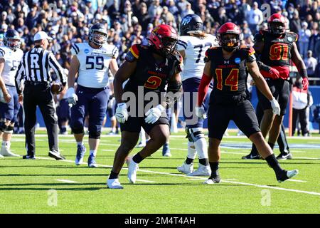 Ferris State Bulldogs Stadéfensive Tackle Jordan Jones (2) célèbre son sac de Colorado School of Mines Orediggers John Malocha (10) pendant la première Banque D'Images