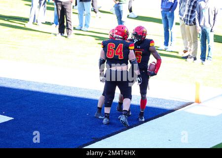 Le grand receveur CJ Jefferson (5) de Ferris State Bulldogs célèbre sa course de 19 yards avec Marouf Hamade (64) au cours du deuxième trimestre de la NCA Banque D'Images