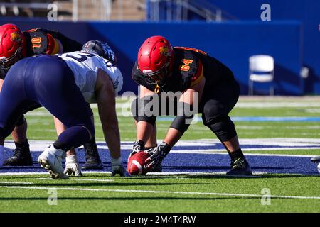 Ferris State Bulldogs centre Marouf Hamade (64) se prépare à prendre le ballon pendant le troisième quart du championnat national de la NCAA Division II Banque D'Images