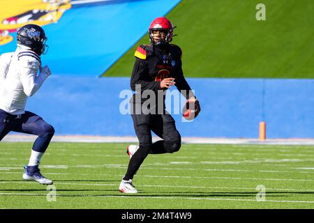 Le quarterback des Bulldogs de l'État de Ferris Mylik Mitchell (0) semble passer au cours du troisième trimestre du championnat national de la NCAA de la division II Banque D'Images