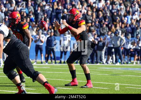 Carson Gulker (12), le quartier des Bulldogs de Ferris State, prend le pas lors du quatrième trimestre du collège national de championnat de la NCAA Division II Banque D'Images