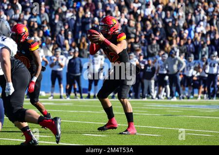 Carson Gulker (12), le quartier des Bulldogs de Ferris State, prend le pas lors du quatrième trimestre du collège national de championnat de la NCAA Division II Banque D'Images