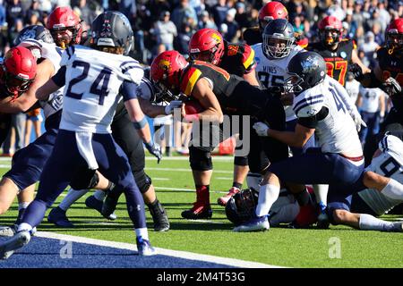 Ferris State Bulldogs Carson Gulker (12) est arrêté juste en deçà de la ligne de but par la Colorado School of Mines Orediggers linebacker Nolan Reeve (46) dur Banque D'Images