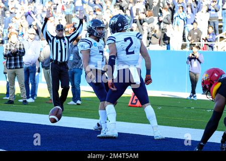 Colorado School of Mines le grand receveur des Orediggers Josh Johnston (2) célèbre ses prises de 14 yards avec Tristan Smith (7) pendant la quatrième qu Banque D'Images