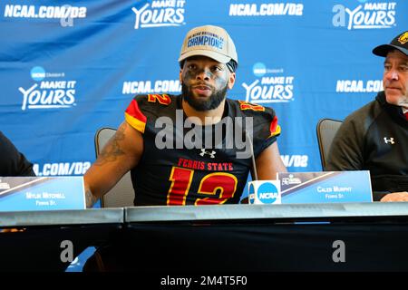 Ferris State Bulldogs Caleb Murphy (12) lors de la conférence de presse après avoir remporté le championnat national de football universitaire de division II de la NCAA 41- Banque D'Images