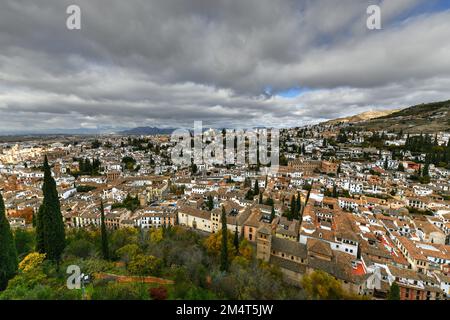 Panorama du quartier El Albaicin à Grenade, Andalousie, Espagne, illustrée de la Torre del Cubo Alacazaba dans la forteresse. Banque D'Images