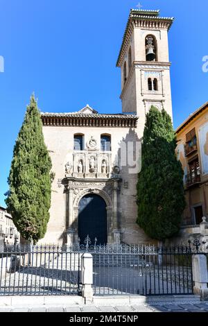 Vue sur la rue Place Ana avec San Gil et église Santa Ana à Grenade, Espagne. Banque D'Images