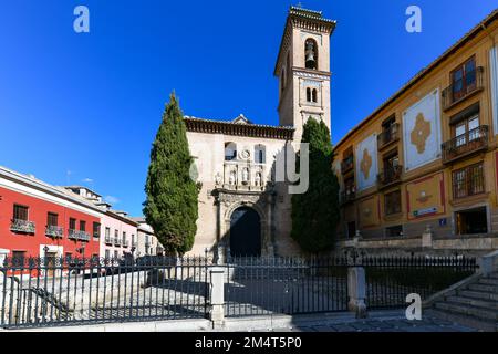 Vue sur la rue Place Ana avec San Gil et église Santa Ana à Grenade, Espagne. Banque D'Images