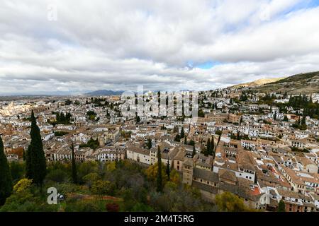 Panorama du quartier El Albaicin à Grenade, Andalousie, Espagne, illustrée de la Torre del Cubo Alacazaba dans la forteresse. Banque D'Images