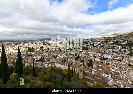 Panorama du quartier El Albaicin à Grenade, Andalousie, Espagne, illustrée de la Torre del Cubo Alacazaba dans la forteresse. Banque D'Images