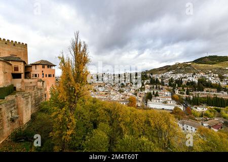 Vue depuis la Torre de las Damas à l'intérieur de la forteresse de l'Alhambra à Grenade, en Espagne. Banque D'Images