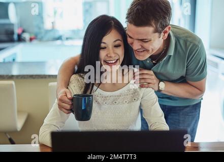 Je vous ai fait café pour vous inspirer pour votre blog. un jeune couple utilisant un ordinateur portable ensemble. Banque D'Images