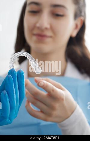 Un dresseur de dentiste en silicone transparent orthodontique ou un outil d'alignement pour la correction des dents Banque D'Images