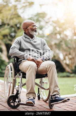 Il n'y a pas de meilleur hôtel que ça soit en ce moment. Prise de vue en longueur d'un bel homme senior assis dans son fauteuil roulant à l'extérieur. Banque D'Images