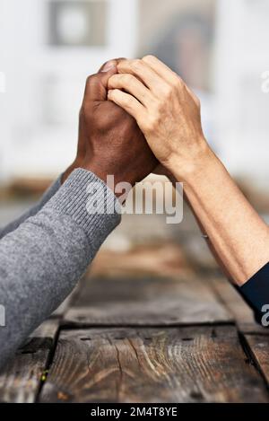 Prions. un couple senior méconnaissable tient les mains dans la prière tout en étant assis à l'extérieur. Banque D'Images
