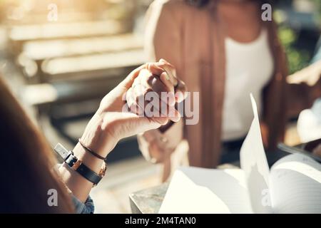 Dire grâce. un groupe d'employés créatifs se tenant les mains et priant avant de prendre le petit-déjeuner à l'extérieur. Banque D'Images