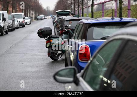 Berlin, Allemagne. 22nd décembre 2022. Un e-scooter est stationné sans prudence dans une place de stationnement sur la route. La partie arrière dépasse sur la chaussée. Credit: Jens Kalaene/dpa/Alamy Live News Banque D'Images