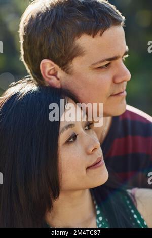 L'amour est un rêve devenu réalité. un jeune couple passe du temps de qualité ensemble à l'extérieur. Banque D'Images